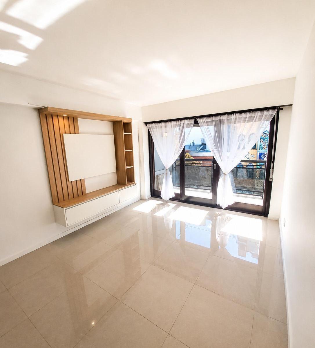 Departamento de tres ambientes totalmente reciclado, ubicado al frente y con balcón saliente