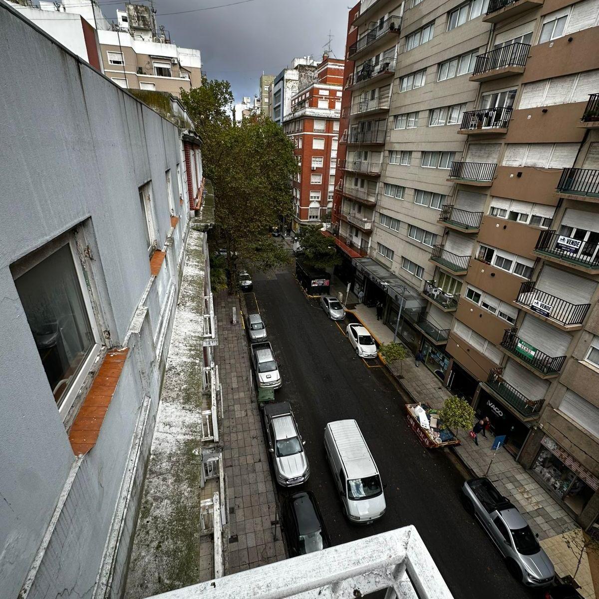 Dos ambientes externo con balcon A la calle