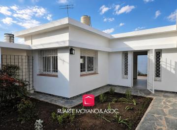 Casa · 124m² · 5 Ambientes · 1 Cochera · Casa 2 Dorm. Remodelada a Nueva | a 400 m del Centro | Financiación
