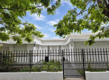 Casa · 124m² · 5 Ambientes · 1 Cochera · Casa 2 Dorm. Remodelada a Nueva | a 400 m del Centro | Financiación