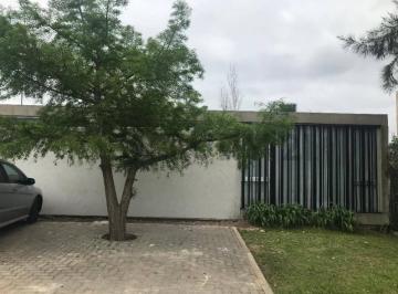 Casa · 55m² · 3 Ambientes · 2 Cocheras · Casa en Alquiler de 2 Dorm. con Pileta en Barrio Cerrado
