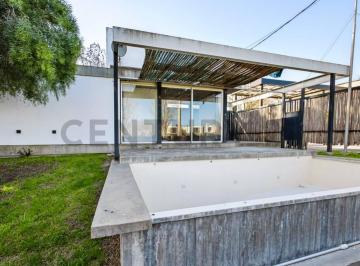 Casa · 55m² · 3 Ambientes · 2 Cocheras · Casa en Alquiler de 2 Dorm. con Pileta en Barrio Cerrado
