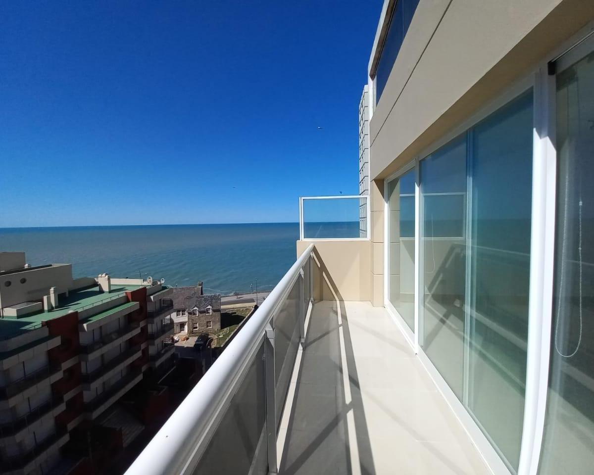 Departamento en 6to. Piso, balcón corrido, muy luminoso. Living comedor. Tres habitaciones, una de ellas con baño en suite.
