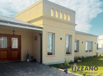 Casa · 230m² · 4 Ambientes · 4 Cocheras · Casa en Venta Las Golondrinas