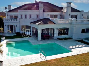 Casa · 369m² · 9 Ambientes · 5 Cocheras · Casa en Venta en Ayres de Pilar