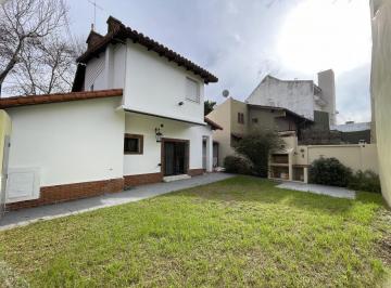 Casa · 205m² · 6 Ambientes · 2 Cocheras · Casa en Alquiler - Vicente López - 3 Dorm. - 2 Baños - Jardin