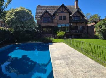 Casa · 457m² · 10 Ambientes · 6 Cocheras · Impecable Casa en Venta en Acassuso