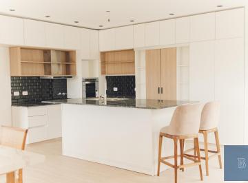 Casa · 134m² · 4 Ambientes · 4 Cocheras · Casa en La Alameda, con Jardin, Pileta y Parrilla.