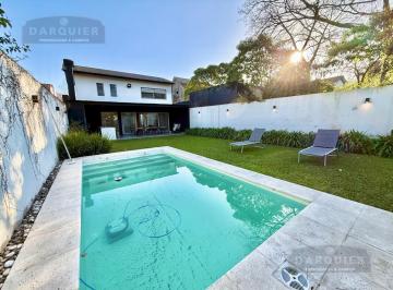 Casa · 230m² · 4 Ambientes · 4 Cocheras · Chalet en Excelente Ubicacion