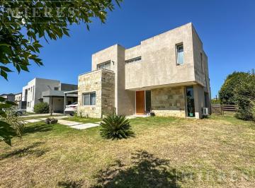 Casa · 160m² · 5 Ambientes · 1 Cochera · Oportunidad Casa en Venta en Barrio Atardecer Haras Santa Maria, Loma Verde