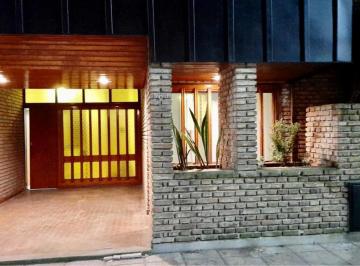 Casa · 180m² · 4 Ambientes · 1 Cochera · Casa en Venta - 3 Dorm. 1 Baño - 180 m² - Chivilcoy