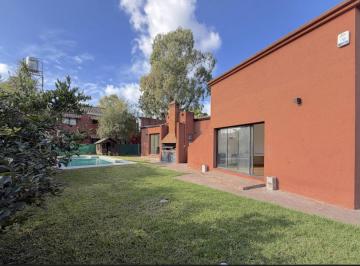 Casa · 223m² · 4 Ambientes · 1 Cochera · Venta Casa 4 Ambientes con Piscina y Quincho en Barrio El Carmencito - Berazategui