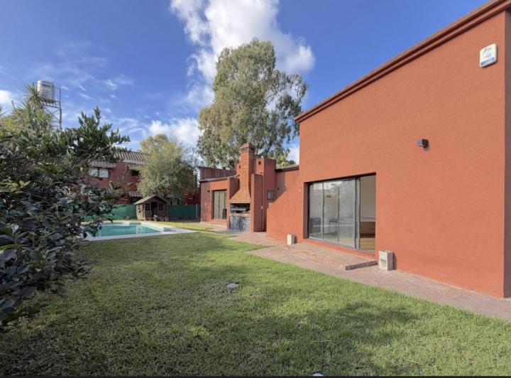 Casa · 223m² · 4 Ambientes · 1 Cochera