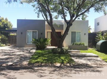 Casa · 120m² · 4 Ambientes · 2 Cocheras · Casa en Alquiler Anual en Los Lagos, Nordelta.
