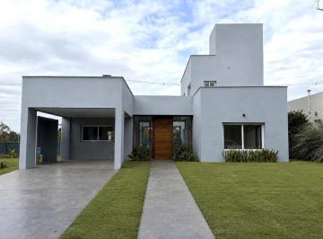 Casa · 139m² · 4 Ambientes · 1 Cochera · Venta Casa 3d Country Vilanova, Yerba Buena