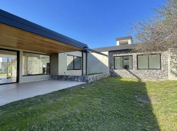 Casa · 400m² · 6 Ambientes · 2 Cocheras · Venta Casa El Terron Golf Club