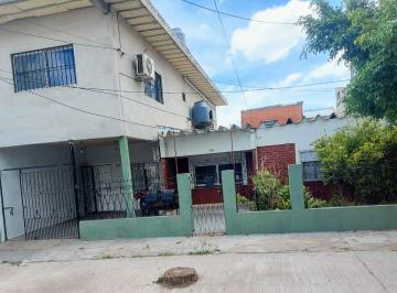 Casa · 150m² · 7 Ambientes · 1 Cochera · Venta Lote con 2 Casas y Patio, Berazategui