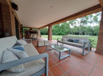 Casa · 400m² · 7 Ambientes · 4 Cocheras · Casa en Venta 3 Dorm. Villa Allende