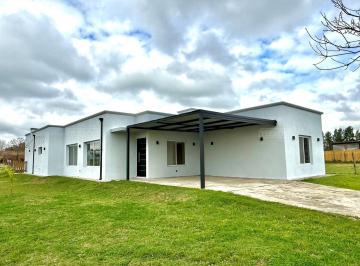 Casa · 178m² · 4 Ambientes · 2 Cocheras · Casa en Alquiler en San Sebastian - Area 1, San Sebastian, Escobar
