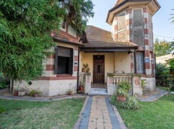 Casa · 216m² · 5 Ambientes · 1 Cochera · Casa de Estilo Clásico. con Amplio Lote con Parque