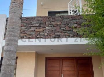Casa · 240m² · 6 Ambientes · 2 Cocheras · Venta Chalet 6 Ambientes Barrio San Carlos