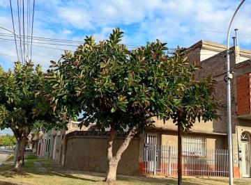 Casa de 3 ambientes, Lanús · Casa en Esquina de 3 Ambientes – con Garage y Quincho