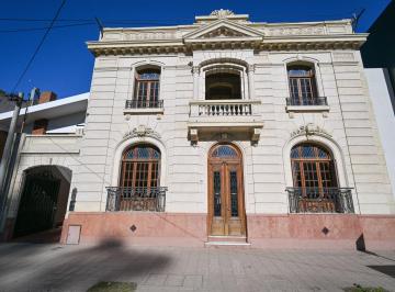 Casa · 604m² · 8 Ambientes · 2 Cocheras · Se Vende Imponente Casona Antigua en Venado Tuerto