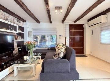 Casa · 210m² · 5 Ambientes · 2 Cocheras · Casa en Venta La Plata 3 Dorm. Cochera