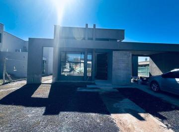Casa · 142m² · 5 Ambientes · 2 Cocheras · Excelente Casa a Estrenar en Lar de Vieytes III