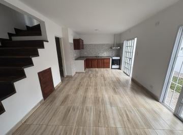 PH · 75m² · 3 Ambientes · 1 Cochera · PH en Alquiler 3 Ambientes en Adrogue con Parrilla y Escritorio