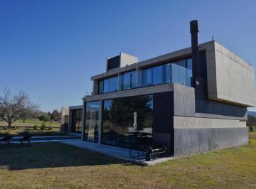 Casa · 225m² · 6 Ambientes · 1 Cochera · Casa en Valle del Golf