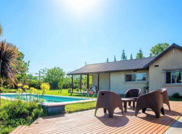 Quinta vacacional · 100m² · 2 Dormitorios · 2 Cocheras · Alquiler Quinta 1era Febrero en Robles de Alvarez