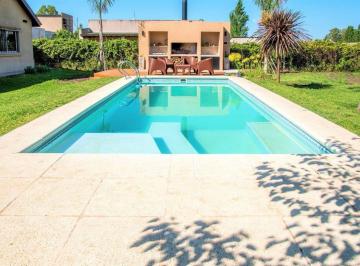 Quinta vacacional · 100m² · 2 Dormitorios · 2 Cocheras · Alquiler Quinta 1era Enero en Robles de Alvarez