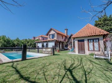 Casa · 196m² · 5 Ambientes · 2 Cocheras · Casa en Venta en Ayres de Pilar 5 Ambientes