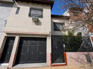 Casa · 219m² · 5 Ambientes · 1 Cochera · Casa Multifamiliar en Venta