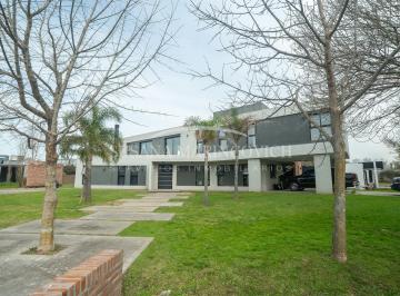 Casa · 271m² · 5 Ambientes · 3 Cocheras · Casa 5 Ambientes en Haras San Pablo General Rodriguez