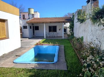 Casa · 90m² · 3 Ambientes · 1 Cochera · Casa en Venta Haedo 3 Amb. Lote 8,66x52 m. Cochera