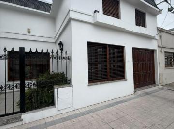 Casa · 190m² · 6 Ambientes · 1 Cochera · 33 E/ 22 y 23 - Vedemos Hermosa Casa en Barrio La Loma - Lote 9x28