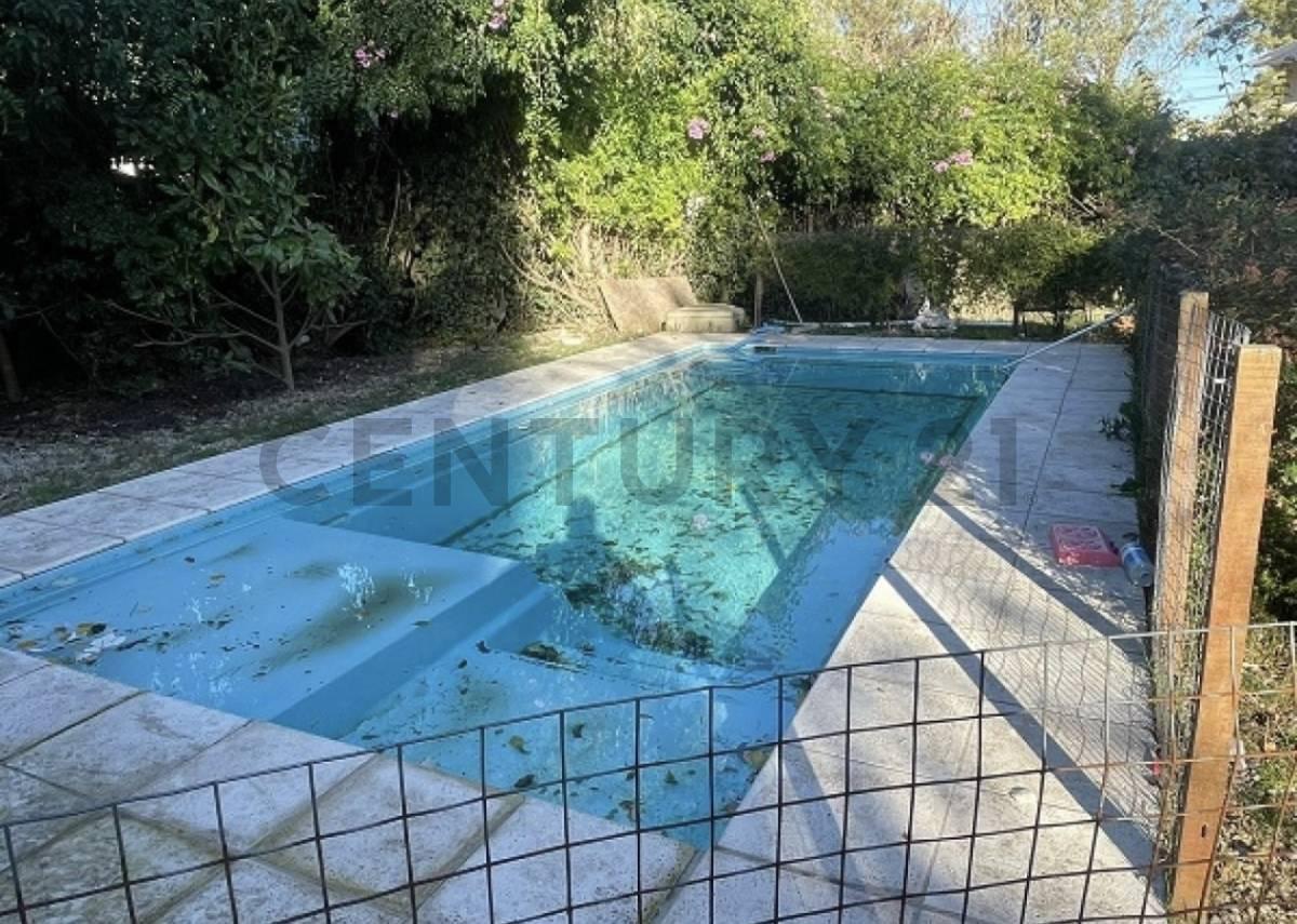 Casa de categoría de 5 ambientes con doble lote barrio la florida