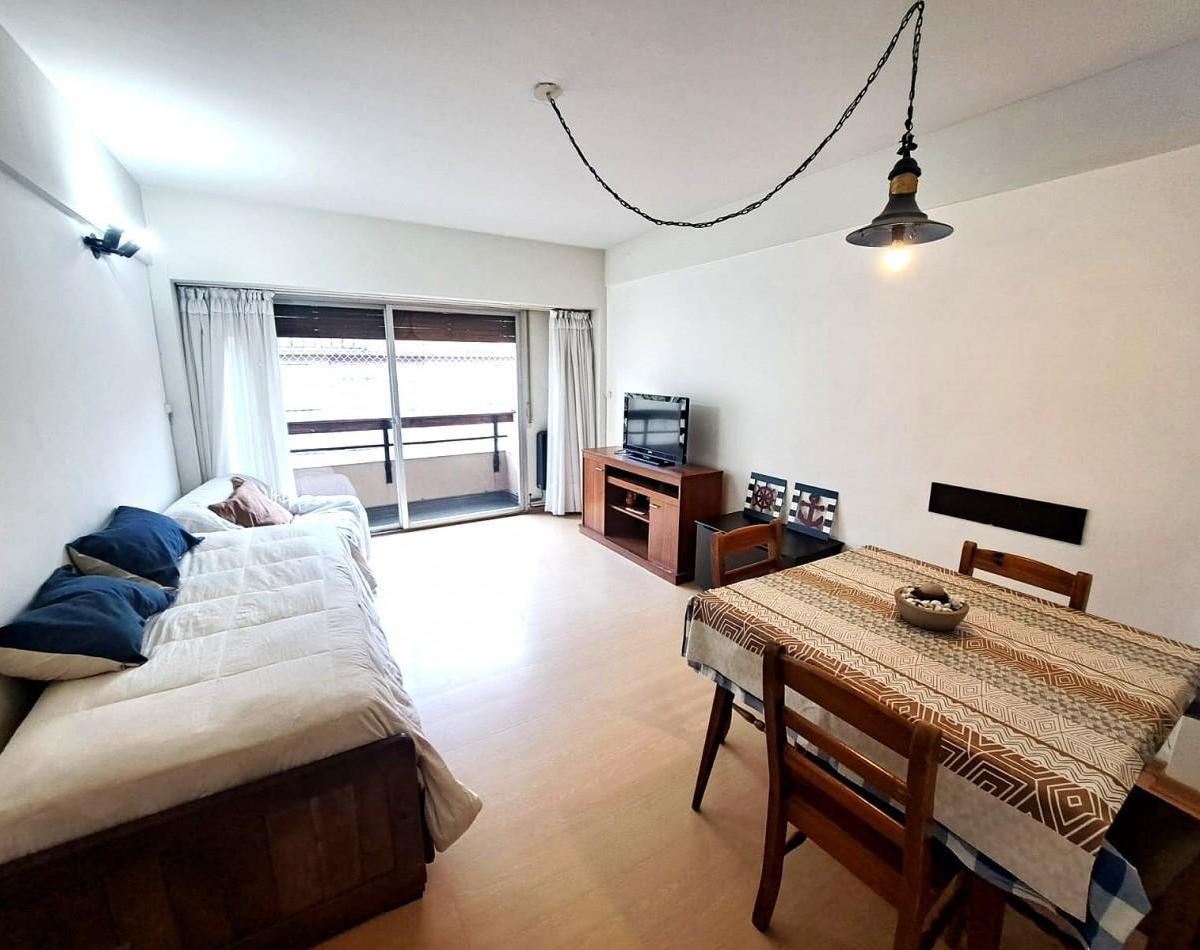 Depto 2 amb, 52m² con balcón corrido — Plaza Colón