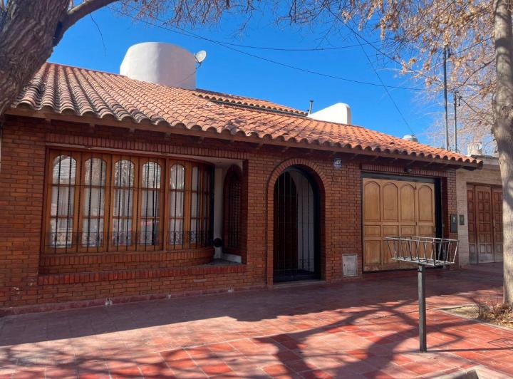 Casa · 180m² · 7 Ambientes · 2 Cocheras