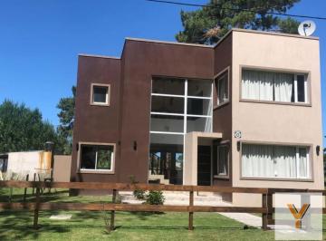 Casa · 245m² · 6 Ambientes · 1 Cochera · Casa en Venta - 4 Dorm. 3 Baños - 900 m² - Costa del Este