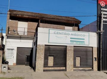 Local comercial de 3 ambientes, La Plata · 520 E/152 y 152 Bis - Local/galpón en Alquiler de 140 m² Cubiertos