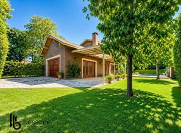 Casa · 240m² · 4 Ambientes · 5 Cocheras · Chalet Estilo Moderno Pileta Quincho 5 Ambientes Pinos de Anchorena