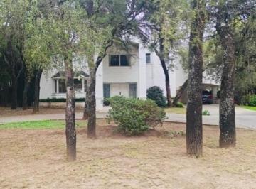 Casa · 460m² · 5 Ambientes · 4 Cocheras · Alquilo Imponente Casa en Las Delicias