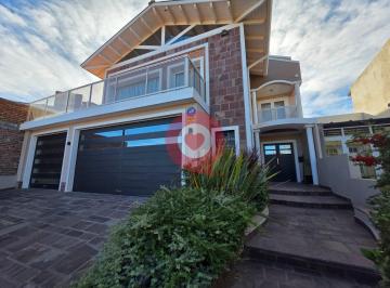 Casa · 408m² · 6 Ambientes · 2 Cocheras · Casa en Venta en Villa El Chocon, Neuquén