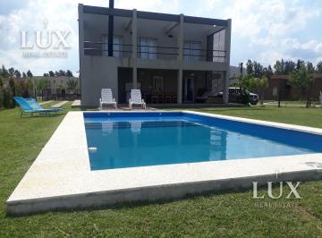 Casa · 218m² · 4 Ambientes · 4 Cocheras · Casa en Venta