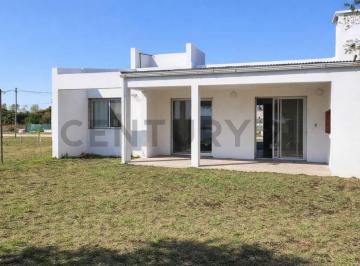 Casa · 80m² · 3 Ambientes · 630 y 135 | Casa a Estrenar Sobre Amplio Lote – Barrio Aires de Arana