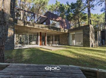 Casa · 168m² · 4 Ambientes · 1 Cochera · Casa en Villarobles
