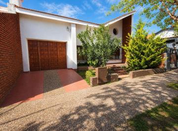 Casa · 192m² · 6 Ambientes · 1 Cochera · Casa en Sucre 157